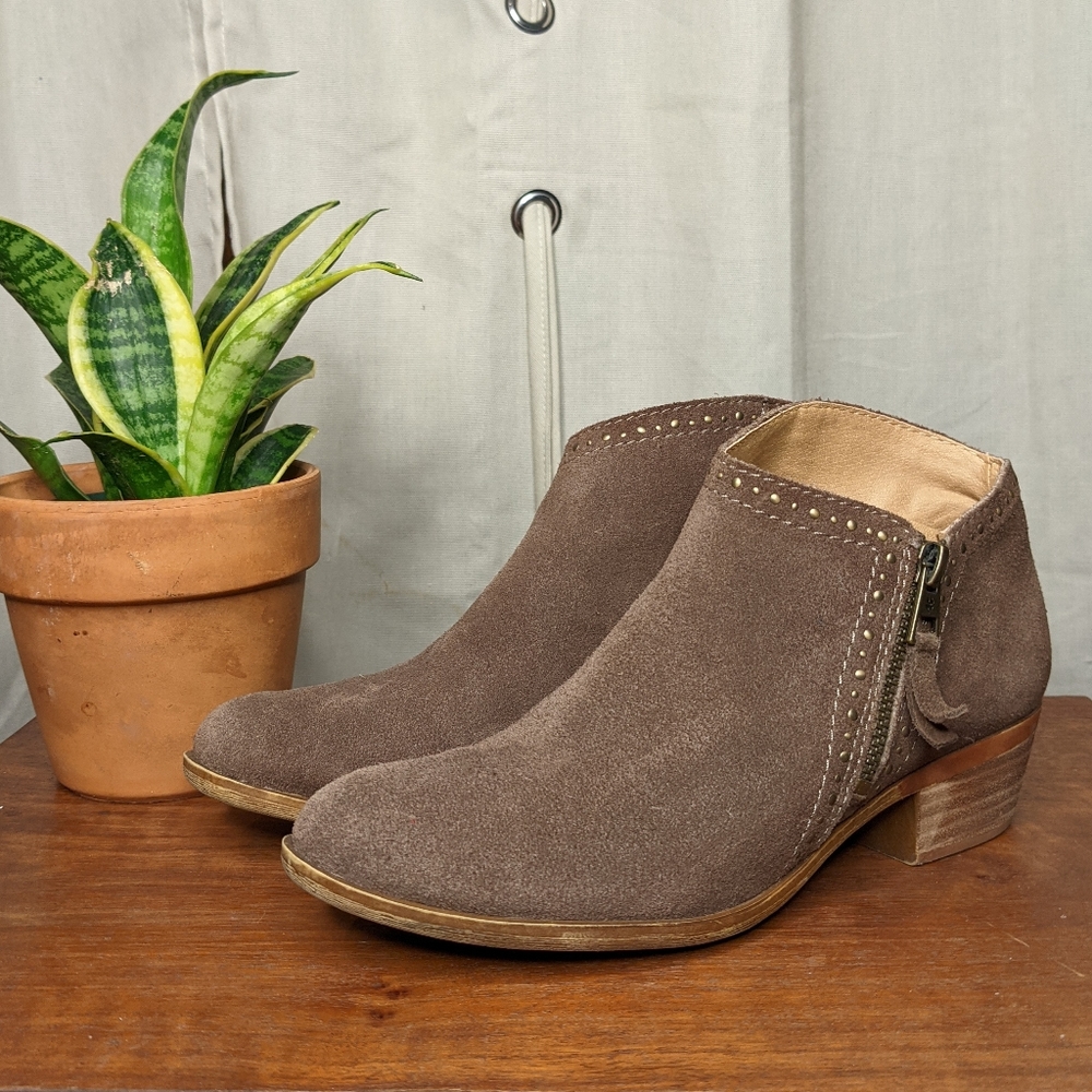 Lucky Brand Benna tan suede ankle booties 6.5